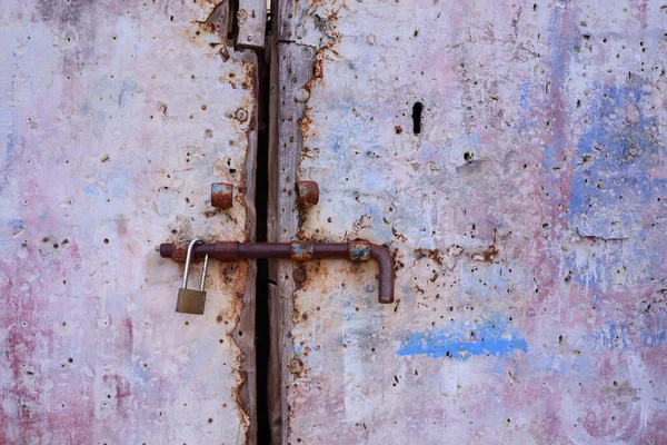 Fundo Close Uma Antiga Porta Metal Resistido Que Fixado Com — Fotografia de Stock