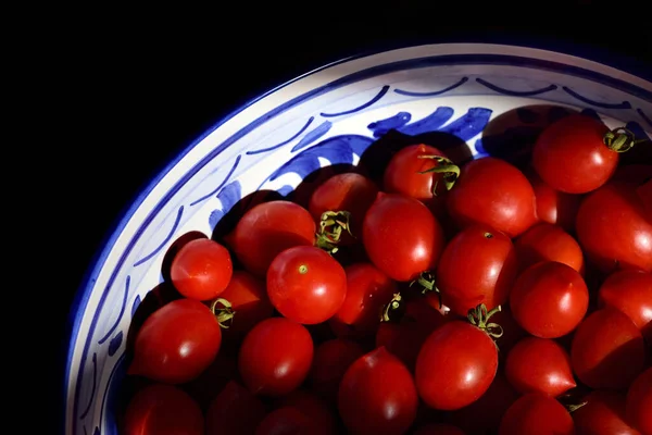 Close Tiro Detalhado Tomates Pequenos Vermelhos Frescos Deitado Uma Tigela — Fotografia de Stock