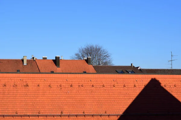 Rote Ziegeldächer Einer Stadt Werden Unteren Bildrand Vor Blauem Himmel — Stockfoto