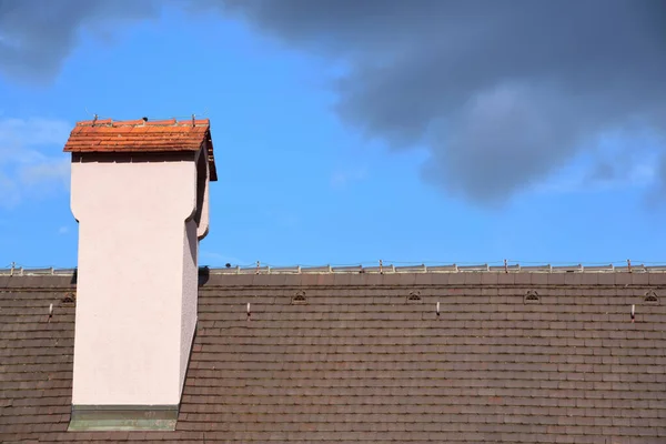 Nahaufnahme Eines Braunen Ziegeldachs Mit Einem Weißen Ziegelschornstein Auf Dem — Stockfoto