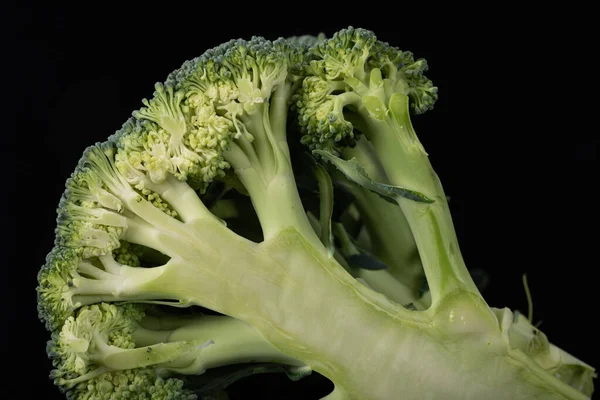 Närbild Skivad Grön Broccoli Steg Mot Mörk Bakgrund Studio Skott — Stockfoto