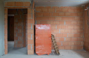 Almanya 'da içeriden tuğlalardan yapılmış bir apartmanın mermisi. Odanın ortasında bir tuğla yığını var..