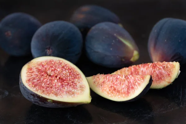 Red Sliced Fresh Figs Lie Next Each Other Dark Background — Foto Stock