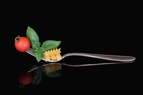 Large Metal Fork Pasta Basil Tomato Cutlery Reflected Dark Background — Stockfoto