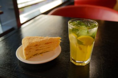 Kafede naneli çay ve Napolyon keki.