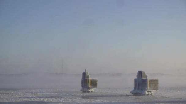 Πάγος Καλυμμένος Αγκυροβόληση Πυλώνας Ελλιμενισμού Στη Βαλτική Θάλασσα Στο Ελσίνκι — Αρχείο Βίντεο