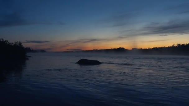 2021年8月上旬の日没後 スウェーデンのラップランドのはるか北に位置するKiruna自治体の荒野にある青い時間で霧が上昇してゆっくりと流れるLainio川 — ストック動画