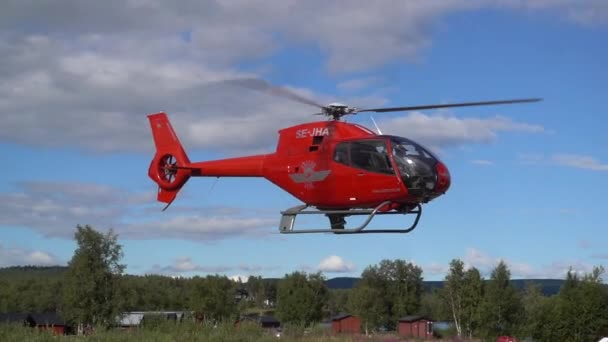 Kiruna Sverige Augusti 2021 Röd Kallax Flyg Helikopter Lyfter Slow — Stockvideo
