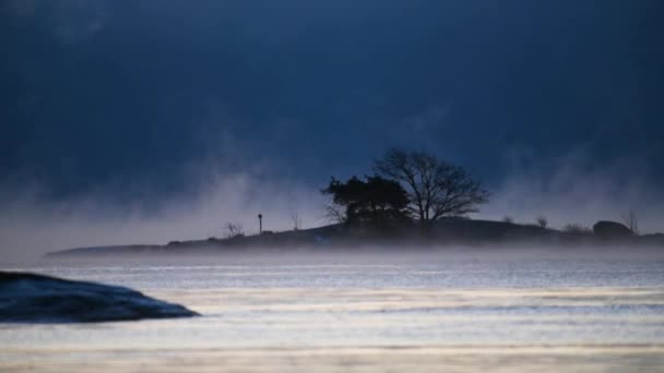 赫尔辛基群岛波罗的海一个小岛周围的海水即将结冰 海水中升起的海烟即将结冰 — 图库视频影像