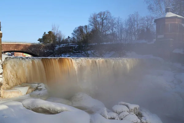 Helsinki Finlandia Febrero 2021 Agua Vierte Sobre Presa Congelada Del — Foto de Stock