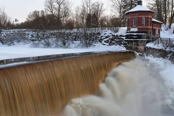 Helsinki Finlande Mars 2021 Eau Coule Sur Barrage Gelé Musée — Photo