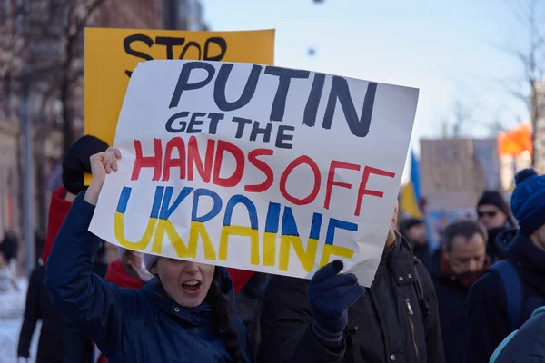 ヘルシンキ フィンランド 2022年2月26日 プーチンを運ぶウクライナのロシア軍の侵略と占領に対する集会でのデモ参加者は ウクライナのサインを手に入れる — ストック写真
