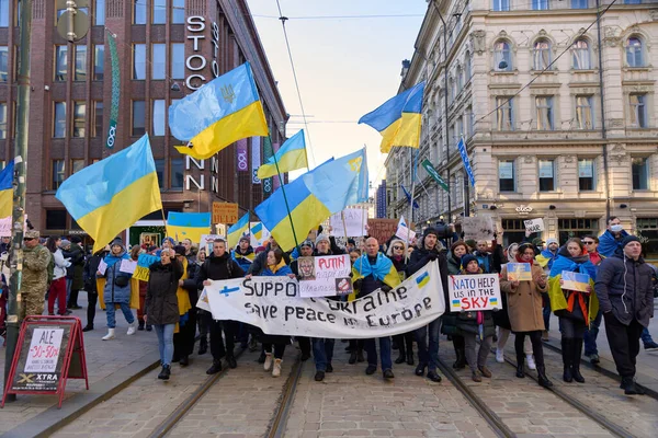 フィンランドのヘルシンキ 2022年2月26日 ウクライナの支援を運ぶロシアの軍事的侵略と占領に対する集会でのデモ隊 ヘルシンキのダウンタウンでヨーロッパのサインで平和を保存 — ストック写真