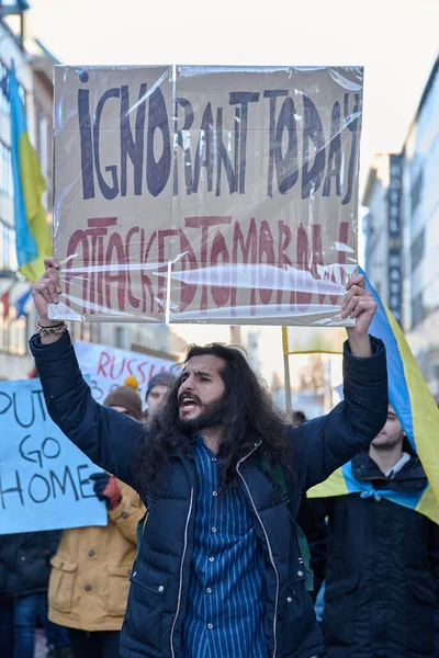芬兰赫尔辛基 2022年2月26日 抗议俄罗斯占领乌克兰的示威者在赫尔辛基市中心游行 — 图库照片
