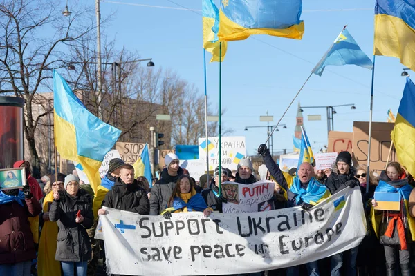 芬兰赫尔辛基 2022年2月26日 抗议俄罗斯在乌克兰的军事行动和占领的示威者在赫尔辛基市中心的Mannerheimintie游行 — 图库照片