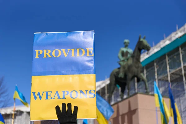 芬兰赫尔辛基 2022年2月26日 在乌克兰举行的反对俄罗斯占领的集会上 示威者手持标牌 在Mannerheim元帅的马术雕像前提供武器 — 图库照片