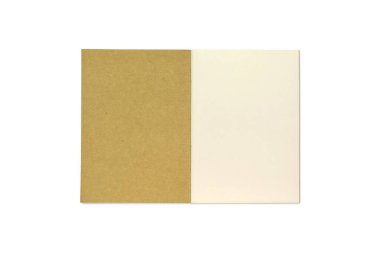 Kahverengi defter boş bir sayfa açıyor. Boş kitap kırpma yolu ile beyaz arkaplanda izole edildi. Üst görünüm.