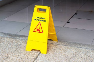 Beton zeminde temizlik tabelası.