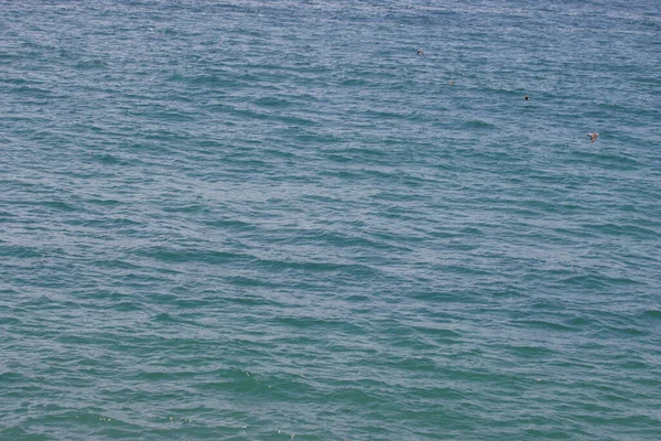 Морські Води Узбережжя Розбухають Здіймаються Під Мерехтливим Сонцем Опівдні Окрузі — стокове фото
