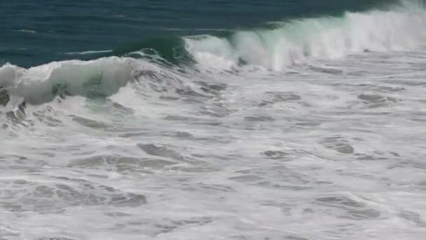 Морські Води Узбережжя Розбухають Здіймаються Під Мерехтливим Сонцем Опівдні Окрузі — стокове відео