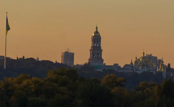 Hermosa vista de Pechersk Lavra en Kiev al amanecer. Patrimonio de la humanidad por la UNESCO en Ucrania. Vista desde el río Dniepr. Espacio para texto. — Foto de Stock