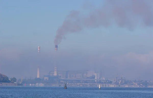 Smoke from the heating station. Pollution and environment as a worldwide problem. Trypillia TPP — Stock Photo, Image