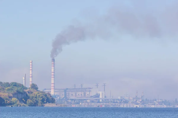 Humo de la estación de calefacción. La contaminación y el medio ambiente como un problema mundial. Tripillia TPP — Foto de Stock