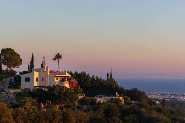 Repubblica di Cipro. Appartamenti immobiliari Peyia. Strada accanto a cottage a Cipro. Affitto appartamento Pissouri. Tour del Mediterraneo. Villaggio Scape Foto Stock