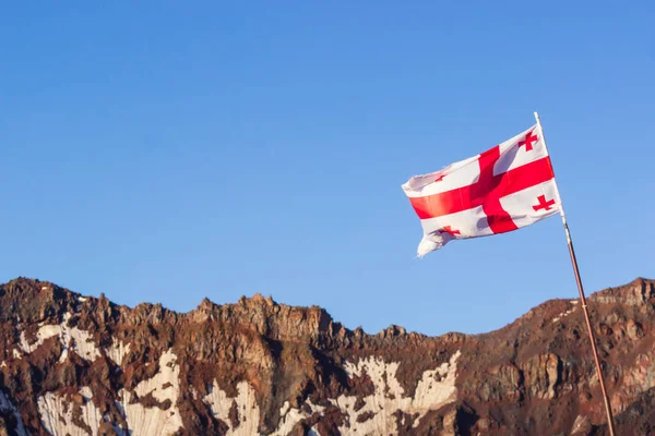 Bandeira nacional georgiana com uma vista incrível sobre a montanha na Geórgia, — Fotografia de Stock