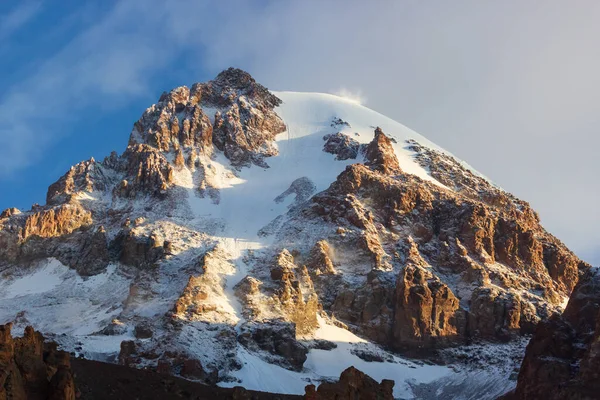 Berg Kazbegy, Berner Hooglanden, op een zonnige winterdag. Georgja Stockfoto