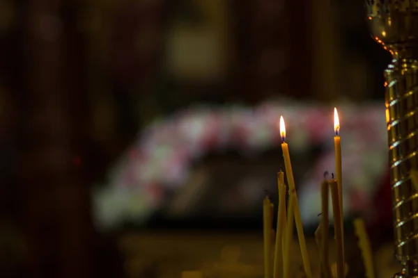 Kerzen in der orthodoxen Kirche. Raum für Text. Hintergrund lizenzfreie Stockfotos