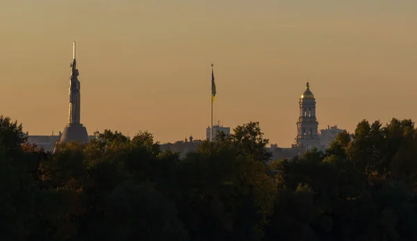 Prachtig uitzicht op Pechersk Lavra in Kiev bij zonsopgang. Een UNESCO werelderfgoed site in Oekraïne. Uitzicht vanaf rivier de Dniepr. Ruimte voor tekst. Rechtenvrije Stockafbeeldingen