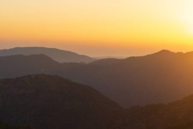 Dağlarda destansı ve renkli bir gün batımı kıyamete benziyor..