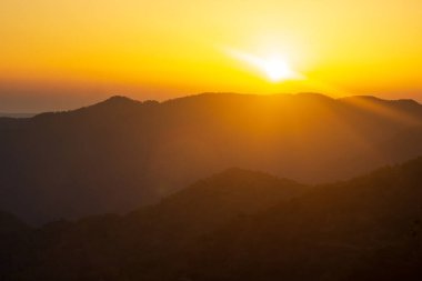 Dağlarda destansı ve renkli bir gün batımı kıyamete benziyor..