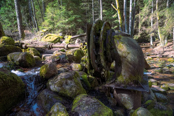 Die Überreste Einer Verlassenen Mühle Einem Bach — Stockfoto