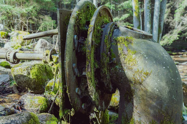 Die Überreste Einer Verlassenen Mühle Einem Bach — Stockfoto