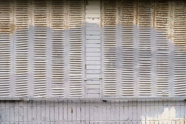 Yanmış boyası olan eski bir duvar. Metin.