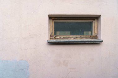 Endüstriyel bir tesisin duvarındaki pencereler..