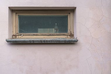 Endüstriyel bir tesisin duvarındaki pencereler..