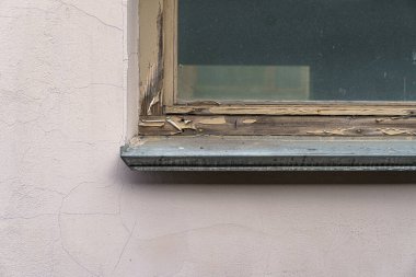 Endüstriyel bir tesisin duvarındaki pencereler..