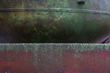 Soyulmuş, yanmış boyalı eski metal duvar..