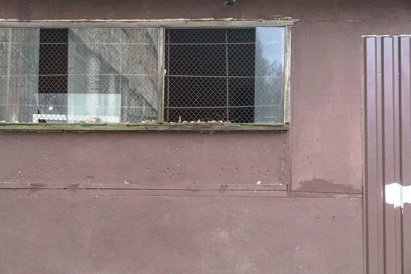 Endüstriyel bir tesisin duvarındaki pencereler..