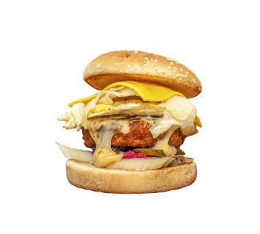 Beyaz arka planda izole edilmiş büyük, ev yapımı bir sandviç..