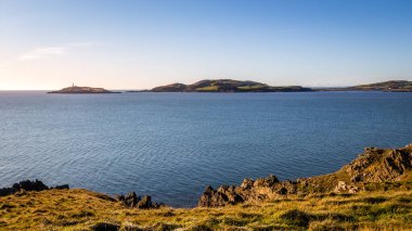Torrs Point 'ten Kirkcudbright Körfezi üzerinde bir manzara, ufukta Ross Adası ve Deniz feneri, bir kış öğleden sonra, Dumfries ve Galloway, İskoçya