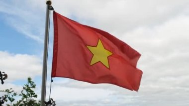Ortasında altın yıldız olan kırmızı bir Vietnam bayrağına yaklaş.