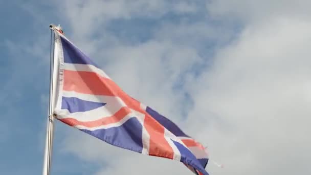 Een Union Jack Flag Die Vanaf Een Vlaggenmast Lucht Wappert — Stockvideo
