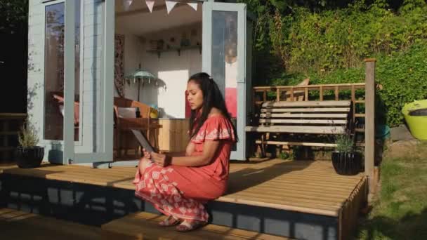 Een Jonge Aziatische Vrouw Die Naast Een Tuinhuisje Een Houten — Stockvideo