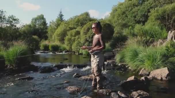 Eine Asiatische Fliegenfischerin Sommer Auf Einem Fluss Schottland — Stockvideo