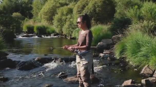 Młoda Azjatycka Mucha Łowiąca Ryby Rzece Latem Szkocji — Wideo stockowe