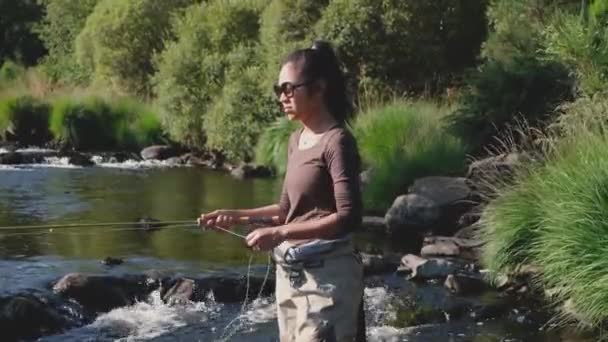 Крупный План Молодой Азиатской Женщины Рыбалка Реке Летом Шотландии — стоковое видео